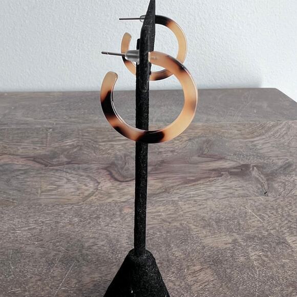 🍭6/$30 Acrylic Tortoiseshell Small Hoop Post Earrings - Picture 3 of 7